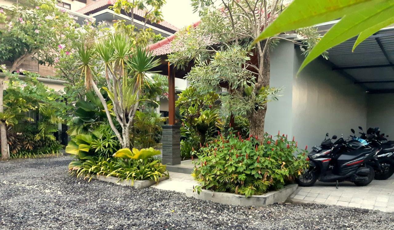 ホテル The New Moon Seminyak エクステリア 写真