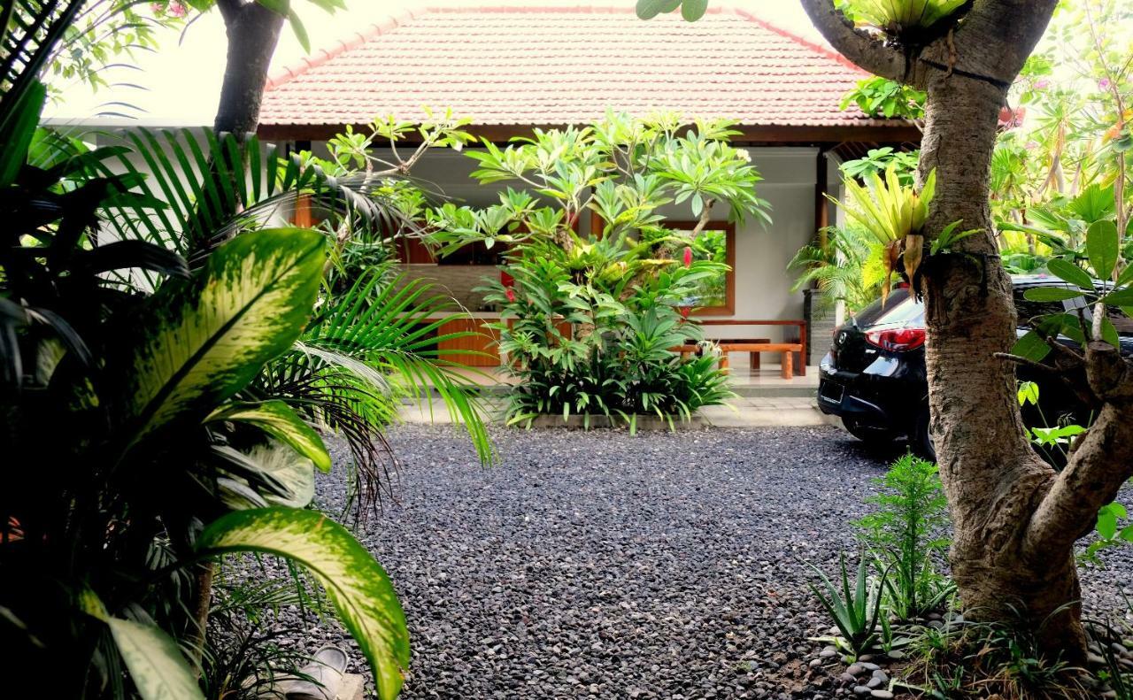 ホテル The New Moon Seminyak エクステリア 写真
